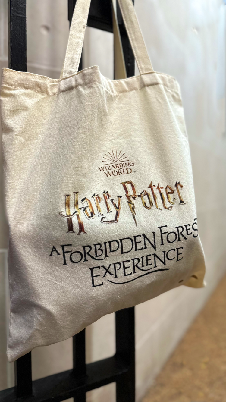 Biege tote bag.