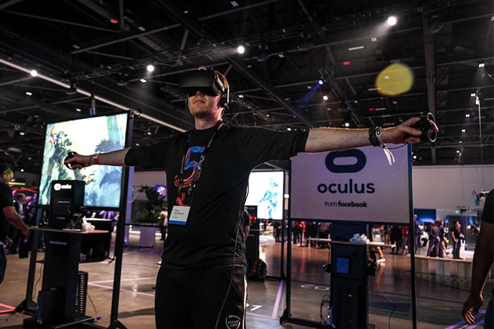 oculus-oc5-developer-conference-engagement-fgpg-man-arms-spread-vr-headset-thumbnail.